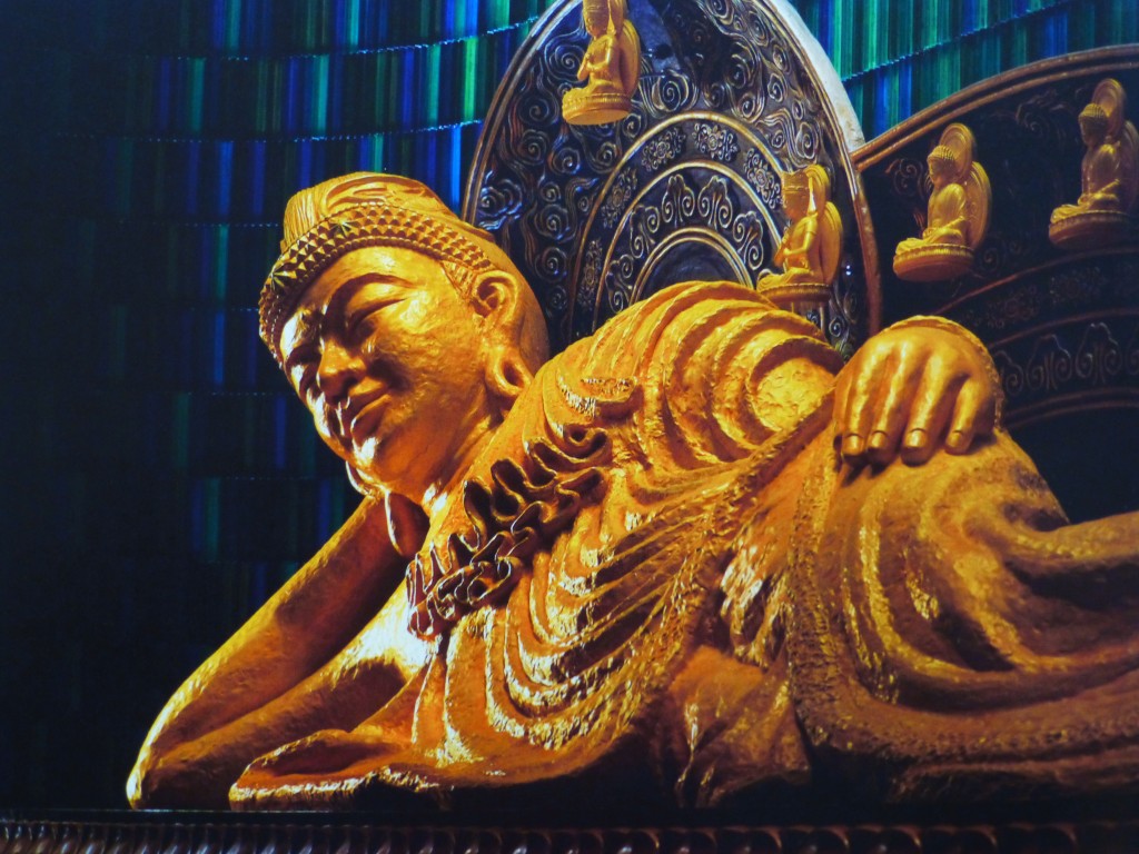 Staty med liggande Buddha